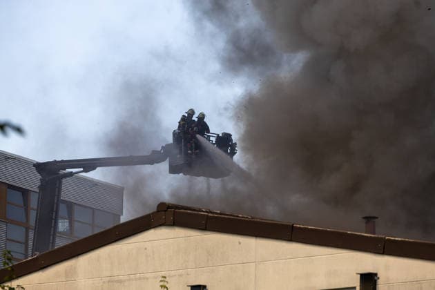 Reutlingen Themenbilder: Brand bei der Firma Haerter, Ernst Abbe Strasse, Reutlingen - Betzingen, 27.06.2026, Themenbilder: Brand bei der Firma Haerter, Ernst Abbe Strasse, Reutlingen - Betzingen, 27.06.2026, *** Reutlingen: Photos of the fire at the Haerter company, Ernst Abbe Street, Reutlingen-Betzingen, June 27, 2026, Photos of the fire at the Haerter company, Ernst Abbe Street, Reutlingen-Betzingen, June 27, 2026, Copyright: xEibner-Pressefoto DimitrixDrofitx EP_ddh