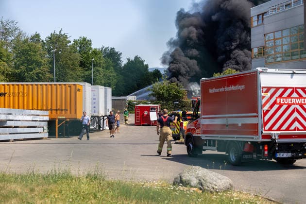 Reutlingen Themenbilder: Brand bei der Firma Haerter, Ernst Abbe Strasse, Reutlingen - Betzingen, 27.06.2026, Themenbilder: Brand bei der Firma Haerter, Ernst Abbe Strasse, Reutlingen - Betzingen, 27.06.2026, *** Reutlingen: Photos of the fire at the Haerter company, Ernst Abbe Street, Reutlingen-Betzingen, June 27, 2026, Photos of the fire at the Haerter company, Ernst Abbe Street, Reutlingen-Betzingen, June 27, 2026, Copyright: xEibner-Pressefoto DimitrixDrofitx EP_ddh