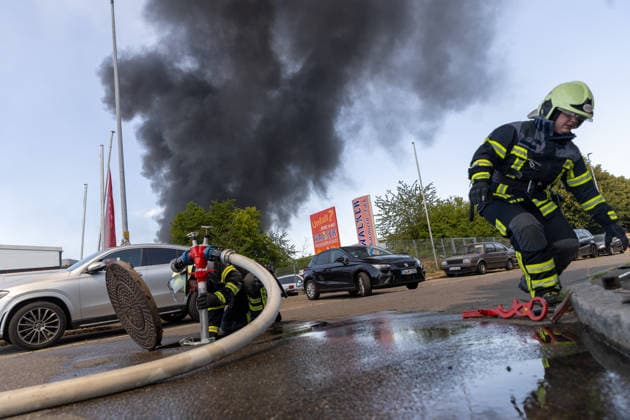 Reutlingen Themenbilder: Brand bei der Firma Haerter, Ernst Abbe Strasse, Reutlingen - Betzingen, 27.06.2026, Themenbilder: Brand bei der Firma Haerter, Ernst Abbe Strasse, Reutlingen - Betzingen, 27.06.2026, *** Reutlingen: Photos of the fire at the Haerter company, Ernst Abbe Street, Reutlingen-Betzingen, June 27, 2026, Photos of the fire at the Haerter company, Ernst Abbe Street, Reutlingen-Betzingen, June 27, 2026, Copyright: xEibner-Pressefoto DimitrixDrofitx EP_ddh