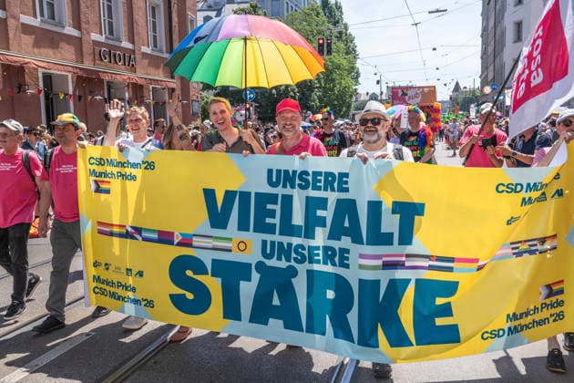 OB Dominik Krause und sein Partner Sebastian Müller beim CSD 2026, mit Rosa Liste Stadtrat Bernd Müller, große Politparade, hier in der Fraunhoferstraße, Höhepunkt der Pride Weeks, München, 27. Juni 2026 Deutschland, München, 27. Juni 2026, OB Dominik Krause und sein Partner Sebastian Müller beim CSD 2026, mit Rosa Liste Stadtrat Bernd Müller (Mitte), Bürgermeisterin Mona Fuchs (links, verdeckt) beim CSD 2026, mit Fronttransparent und Motto Unsere Vielfalt. Unsere Stärke., große PolitParade mit Hunderttausenden Zuschauern und Teilnehmern in der Fraunhoferstraße, im Rahmen der Pride Weeks, Christopher Street Day, größte Demonstration von Lesben, Schwulen, Bisexuellen, trans*, inter* und queeren Menschen (LGBTIQ*) für gleiche