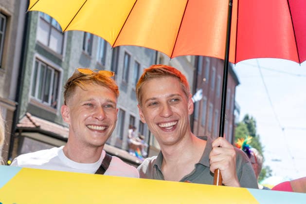 OB Dominik Krause mit seinem Partner Sebastian Müller beim CSD 2026, große Politparade, hier in der Fraunhoferstraße, Höhepunkt der Pride Weeks, München, 27. Juni 2026 Deutschland, München, 27. Juni 2026, OB Dominik Krause mit seinem Partner Sebastian Müller unter einem Regenbogenschirm, beim CSD 2026, große PolitParade mit Hunderttausenden Zuschauern und Teilnehmern in der Fraunhoferstraße, im Rahmen der Pride Weeks, Motto Unsere Vielfalt. Unsere Stärke., Christopher Street Day, größte Demonstration von Lesben, Schwulen, Bisexuellen, trans*, inter* und queeren Menschen (LGBTIQ*) für gleiche Rechte und gesellschaftliche Akzeptanz im süddeutschen Raum, Demozug quer durch die Münchner Innenstadt von der Erhardstraße über das
