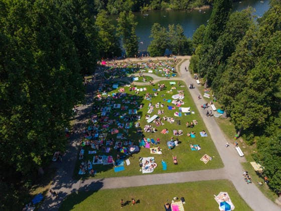 Hitzwelle in Deutschland Berlin, Deutschland -27.6.2026: Menschen erfrischen sich bis zu fast 40 Grad Celsius am Schlachtensee in Berlin. Mit 41,3 Grad Celsius in Saarbrücken wurde gestern der höchste jemals gemessene Wert in Deutschland aufgezeichnet. Berlin