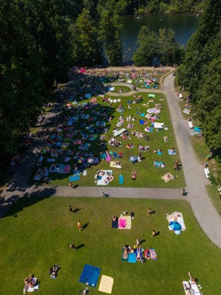 Hitzwelle in Deutschland Berlin, Deutschland -27.6.2026: Menschen erfrischen sich bis zu fast 40 Grad Celsius am Schlachtensee in Berlin. Mit 41,3 Grad Celsius in Saarbrücken wurde gestern der höchste jemals gemessene Wert in Deutschland aufgezeichnet. Berlin
