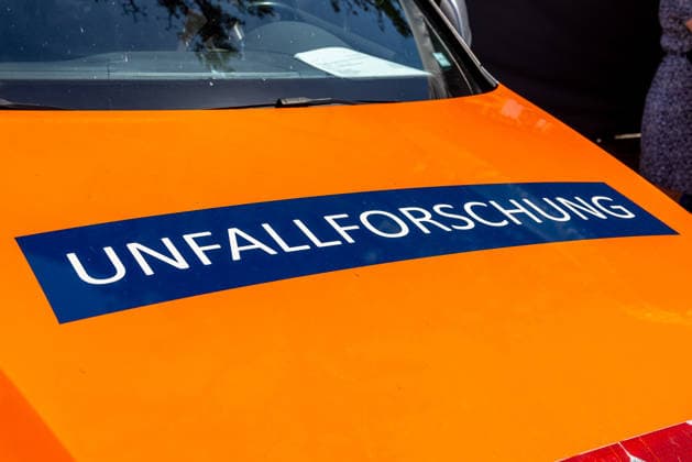 14. Landestag der Verkehrssicherheit, Nürnberg, 27.06.2026 Motorhaube eines orangefarbenen Einsatzfahrzeugs mit der Aufschrift Unfallforschung . Das Fahrzeug ist Teil eines Projekts zur Verkehrssicherheitsforschung. Nürnberg Bayern Deutschland *** 14th State Road Safety Day, Nuremberg, June 27, 2026. The hood of an orange emergency vehicle bearing the inscription Accident Research. The vehicle is part of a road safety research project. Nuremberg, Bavaria, Germany 20260627-286A0403-M4000