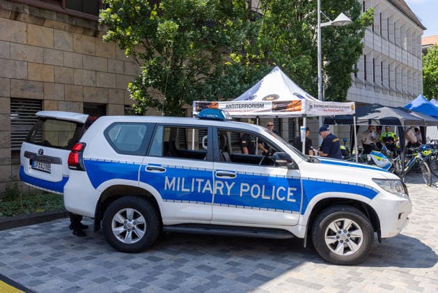 14. Landestag der Verkehrssicherheit, Nürnberg, 27.06.2026 Ein Fahrzeug der Militärpolizei (Military Police) der US Army in Bayern steht vor einem Informationszelt mit der Aufschrift Antiterrorism . Im Hintergrund sind weitere Einsatzkräfte und Fahrräder zu sehen. Nürnberg Bayern Deutschland *** 14th State Road Safety Day, Nuremberg, June 27, 2026 A vehicle belonging to the U.S. Army Military Police in Bavaria is parked in front of an information tent bearing the inscription Antiterrorism. In the background, other emergency responders and bicycles can be seen. Nuremberg, Bavaria, Germany 20260627-286A0409-M4000