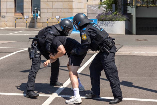14. Landestag der Verkehrssicherheit, Nürnberg, 27.06.2026 Zwei Beamte des Unterstützungskommandos (USK) der Polizei demonstrieren in Schutzausrüstung und Helm die Fixierung einer Person. Die Szene ist eine Vorführung - kein echter Einsatz. Nürnberg Bayern Deutschland *** 14th State Road Safety Day, Nuremberg, June 27, 2026 Two officers from the police’s USK Support Unit, wearing protective gear and helmets, demonstrate how to restrain a person. The scene is a demonstration, not an actual operation. Nuremberg, Bavaria, Germany 20260627-286A0443-M4000