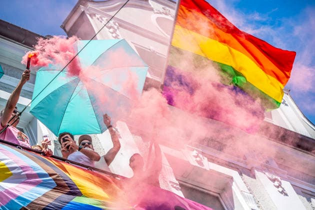 Ausgelassene Stimmung, auch bei den Zuschauern, wie hier auf einem Balkon, mit Regenbogenfahne und pinkem Rauch, CSD 2026, große Politparade, Höhepunkt der Pride Weeks, München, 27. Juni 2026 Deutschland, München, 27. Juni 2026, ausgelassene Stimmung, auch bei den Zuschauern, wie hier auf einem Balkon, mit Regenbogenfahne und pinkem Rauch, CSD 2026, große PolitParade mit Hunderttausenden Zuschauern und Teilnehmern, im Rahmen der Pride Weeks, Motto Unsere Vielfalt. Unsere Stärke., Christopher Street Day, größte Demonstration von Lesben, Schwulen, Bisexuellen, trans*, inter* und queeren Menschen (LGBTIQ*) für gleiche Rechte und gesellschaftliche Akzeptanz im süddeutschen Raum, Demozug quer durch die Münchner Innenstadt von der Erha