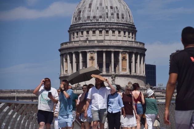 June 27, 2026, London, England, United Kingdom: People shelter from the scorching sun on Millennium Bridge with a view of St Paul s Cathedral as the heatwave continues in UK and Europe. London United Kingdom  - ZUMAv130 20260627_zip_v130_007 Copyright: xVukxValcicx