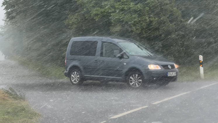 Neben der extremen Hitze rückt seit den Samstagmittagstunden die Unwettergefahr immer mehr in den Vordergrund. Gegen 13 Uhr entwickelten sich im Sauerland heftige Unwetter. Vor allem die Gegend um Mars war betroffen. Schwerer Sturm und Hagel, zusammen mit heftigen Starkregen gingen vor allem in Giershagen nieder. Der Hagel sammelte sich auf den Wiesen. Äste lagen auf den Straßen. Starkregen peitschte durch den Ort. Straßen in der Umgebung wurden überflutet. Es ist nur ein kleiner Vorgeschmack auf heftige Gewitter ab den Abendstunden in Westdeutschland. Die Temperatur stürzte in dieser Region von knapp 40 ¡C auf angenehme 17 ¡C. Giershagen Nordrhein-Westfalen Deutschland *** In addition to the extreme heat, the risk of severe weather has be