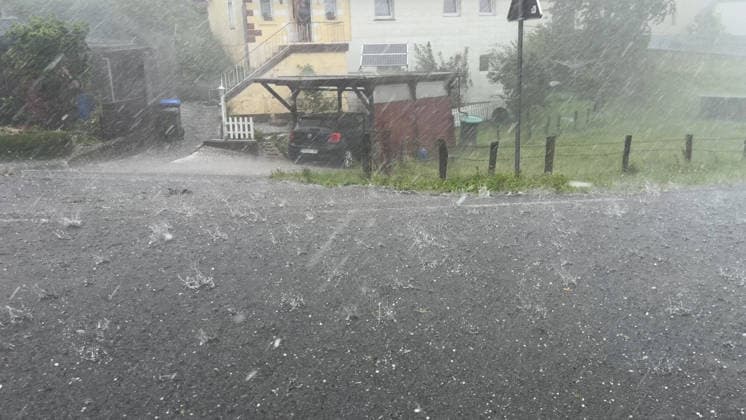 Neben der extremen Hitze rückt seit den Samstagmittagstunden die Unwettergefahr immer mehr in den Vordergrund. Gegen 13 Uhr entwickelten sich im Sauerland heftige Unwetter. Vor allem die Gegend um Mars war betroffen. Schwerer Sturm und Hagel, zusammen mit heftigen Starkregen gingen vor allem in Giershagen nieder. Der Hagel sammelte sich auf den Wiesen. Äste lagen auf den Straßen. Starkregen peitschte durch den Ort. Straßen in der Umgebung wurden überflutet. Es ist nur ein kleiner Vorgeschmack auf heftige Gewitter ab den Abendstunden in Westdeutschland. Die Temperatur stürzte in dieser Region von knapp 40 ¡C auf angenehme 17 ¡C. Giershagen Nordrhein-Westfalen Deutschland *** In addition to the extreme heat, the risk of severe weather has be