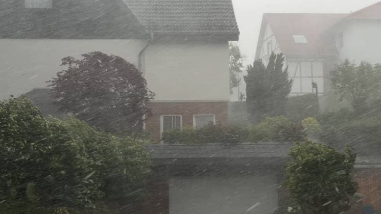 Neben der extremen Hitze rückt seit den Samstagmittagstunden die Unwettergefahr immer mehr in den Vordergrund. Gegen 13 Uhr entwickelten sich im Sauerland heftige Unwetter. Vor allem die Gegend um Mars war betroffen. Schwerer Sturm und Hagel, zusammen mit heftigen Starkregen gingen vor allem in Giershagen nieder. Der Hagel sammelte sich auf den Wiesen. Äste lagen auf den Straßen. Starkregen peitschte durch den Ort. Straßen in der Umgebung wurden überflutet. Es ist nur ein kleiner Vorgeschmack auf heftige Gewitter ab den Abendstunden in Westdeutschland. Die Temperatur stürzte in dieser Region von knapp 40 ¡C auf angenehme 17 ¡C. Giershagen Nordrhein-Westfalen Deutschland *** In addition to the extreme heat, the risk of severe weather has be