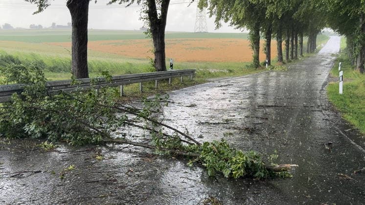 Neben der extremen Hitze rückt seit den Samstagmittagstunden die Unwettergefahr immer mehr in den Vordergrund. Gegen 13 Uhr entwickelten sich im Sauerland heftige Unwetter. Vor allem die Gegend um Mars war betroffen. Schwerer Sturm und Hagel, zusammen mit heftigen Starkregen gingen vor allem in Giershagen nieder. Der Hagel sammelte sich auf den Wiesen. Äste lagen auf den Straßen. Starkregen peitschte durch den Ort. Straßen in der Umgebung wurden überflutet. Es ist nur ein kleiner Vorgeschmack auf heftige Gewitter ab den Abendstunden in Westdeutschland. Die Temperatur stürzte in dieser Region von knapp 40 ¡C auf angenehme 17 ¡C. Giershagen Nordrhein-Westfalen Deutschland *** In addition to the extreme heat, the risk of severe weather has be