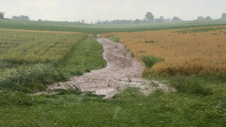 Neben der extremen Hitze rückt seit den Samstagmittagstunden die Unwettergefahr immer mehr in den Vordergrund. Gegen 13 Uhr entwickelten sich im Sauerland heftige Unwetter. Vor allem die Gegend um Mars war betroffen. Schwerer Sturm und Hagel, zusammen mit heftigen Starkregen gingen vor allem in Giershagen nieder. Der Hagel sammelte sich auf den Wiesen. Äste lagen auf den Straßen. Starkregen peitschte durch den Ort. Straßen in der Umgebung wurden überflutet. Es ist nur ein kleiner Vorgeschmack auf heftige Gewitter ab den Abendstunden in Westdeutschland. Die Temperatur stürzte in dieser Region von knapp 40 ¡C auf angenehme 17 ¡C. Giershagen Nordrhein-Westfalen Deutschland *** In addition to the extreme heat, the risk of severe weather has be