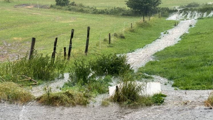Neben der extremen Hitze rückt seit den Samstagmittagstunden die Unwettergefahr immer mehr in den Vordergrund. Gegen 13 Uhr entwickelten sich im Sauerland heftige Unwetter. Vor allem die Gegend um Mars war betroffen. Schwerer Sturm und Hagel, zusammen mit heftigen Starkregen gingen vor allem in Giershagen nieder. Der Hagel sammelte sich auf den Wiesen. Äste lagen auf den Straßen. Starkregen peitschte durch den Ort. Straßen in der Umgebung wurden überflutet. Es ist nur ein kleiner Vorgeschmack auf heftige Gewitter ab den Abendstunden in Westdeutschland. Die Temperatur stürzte in dieser Region von knapp 40 ¡C auf angenehme 17 ¡C. Giershagen Nordrhein-Westfalen Deutschland *** In addition to the extreme heat, the risk of severe weather has be