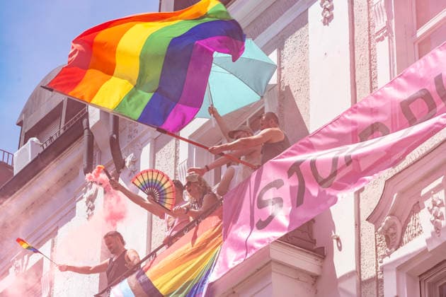 Ausgelassene Stimmung, auch bei den Zuschauern, wie hier auf einem Balkon, mit Regenbogenfahne und pinkem Rauch, CSD 2026, große Politparade, Höhepunkt der Pride Weeks, München, 27. Juni 2026 Deutschland, München, 27. Juni 2026, ausgelassene Stimmung, auch bei den Zuschauern, wie hier auf einem Balkon, mit Regenbogenfahne und pinkem Rauch, der die ganze Szene einfärbt, Transparent Stop Pinkwashing, CSD 2026, große PolitParade mit Hunderttausenden Zuschauern und Teilnehmern, im Rahmen der Pride Weeks, Motto Unsere Vielfalt. Unsere Stärke., Christopher Street Day, größte Demonstration von Lesben, Schwulen, Bisexuellen, trans*, inter* und queeren Menschen (LGBTIQ*) für gleiche Rechte und gesellschaftliche Akzeptanz im süddeutschen R