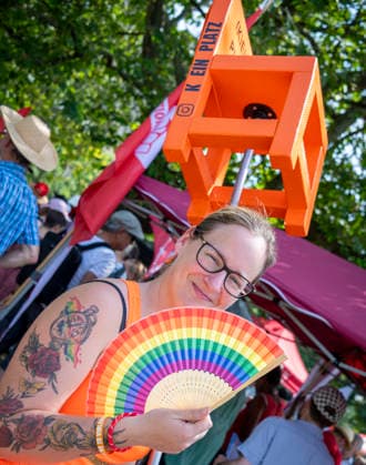Protest gegen Sozialstaatsreform EUR, Deutschland, Berlin, 27.06.2026: EFrau mit Kinderstuhl - Kein Kitaplatz vorhanden. in breites Bündnis aus Gewerkschaften, Sozial- und Wohlfahrtsverbänden sowie der Berliner Mieterverein protestieren gegen die geplanten Sozialstaatsreformen der Bundesregierung *** Protest Against Welfare State Reforms, EUR, Germany, Berlin, June 27, 2026: A woman with a child in a high chair. No daycare spots available. A broad coalition of labor unions, social and welfare organizations, and the Berlin Tenants Association is protesting the federal government s planned welfare state reforms.