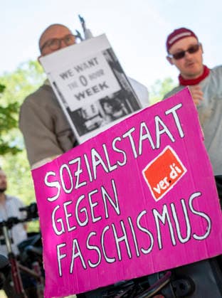 Protest gegen Sozialstaatsreform EUR, Deutschland, Berlin, 27.06.2026: Sozialstaat gegen Faschismus - Ein breites Bündnis aus Gewerkschaften, Sozial- und Wohlfahrtsverbänden sowie der Berliner Mieterverein protestieren gegen die geplanten Sozialstaatsreformen der Bundesregierung *** Protest Against Welfare State Reforms, EUR, Germany, Berlin, June 27, 2026: The Welfare State Against Fascism. A broad coalition of labor unions, social and welfare organizations, and the Berlin Tenants Association is protesting the federal government s planned welfare state reforms.