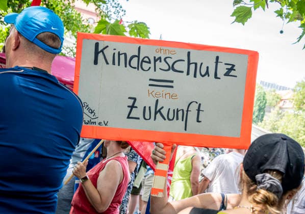 Protest gegen Sozialstaatsreform EUR, Deutschland, Berlin, 27.06.2026: Ohne Kinderschutz - keine Zukunft. Ein breites Bündnis aus Gewerkschaften, Sozial- und Wohlfahrtsverbänden sowie der Berliner Mieterverein protestieren gegen die geplanten Sozialstaatsreformen der Bundesregierung *** Protest Against Welfare State Reforms, EUR, Germany, Berlin, June 27, 2026 No Future Without Child Protection A broad coalition of labor unions, social and welfare organizations, and the Berlin Tenants Association is protesting the federal government s planned welfare state reforms