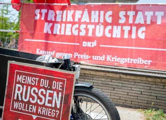Protest gegen Sozialstaatsreform EUR, Deutschland, Berlin, 27.06.2026: Banner: Streikfähig statt Kriegstüchtig - DKP - Meinst Du, die Russen wollen Krieg? - Ein breites Bündnis aus Gewerkschaften, Sozial- und Wohlfahrtsverbänden sowie der Berliner Mieterverein protestieren gegen die geplanten Sozialstaatsreformen der Bundesregierung *** Protest Against Welfare State Reform, EUR, Germany, Berlin, June 27, 2026 Banner: Fit for a Strike, Not Fit for War DKP: Do You Think the Russians Want War? A broad coalition of labor unions, social and welfare organizations, and the Berlin Tenants’ Association is protesting the federal government’s planned welfare state reforms