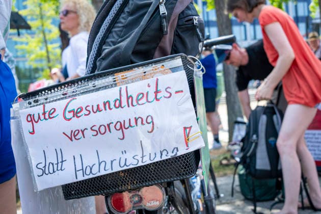 Protest gegen Sozialstaatsreform EUR, Deutschland, Berlin, 27.06.2026:Plakat Gute Gesundheitsversorgung, statt Hochrüstung! . Ein breites Bündnis aus Gewerkschaften, Sozial- und Wohlfahrtsverbänden sowie der Berliner Mieterverein protestieren gegen die geplanten Sozialstaatsreformen der Bundesregierung *** Protest Against Welfare State Reforms, EUR, Germany, Berlin, June 27, 2026. Poster: Good Health Care, Not Military Build-Up. A broad coalition of labor unions, social and welfare organizations, and the Berlin Tenants’ Association is protesting the federal government’s planned welfare state reforms.