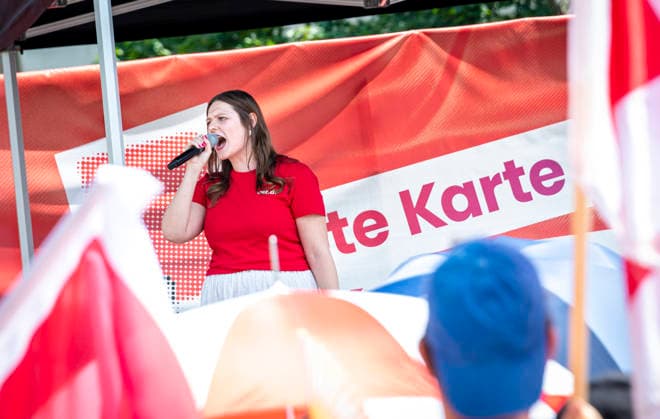 Katja Karger - Protest gegen Sozialstaatsreform EUR, Deutschland, Berlin, 27.06.2026: Katja Karger - Vorsitzende des DGB-Bezirks Berlin-Brandenburg. Banner mit Aufschrift Rote Karte für Reiche - Ein breites Bündnis aus Gewerkschaften, Sozial- und Wohlfahrtsverbänden sowie der Berliner Mieterverein protestieren gegen die geplanten Sozialstaatsreformen der Bundesregierung *** Katja Karger Protests Against Welfare State Reform, Germany, Berlin, June 27, 2026 Katja Karger, Chair of the DGB Berlin-Brandenburg Regional Branch, holds a banner reading Red Card for the Rich. A broad coalition of labor unions, social and welfare organizations, and the Berlin Tenants’ Association is protesting the federal government’s planned welfare state refor