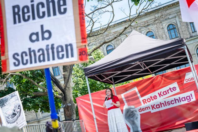 Katja Karger - Protest gegen Sozialstaatsreform EUR, Deutschland, Berlin, 27.06.2026: Katja Karger - Vorsitzende des DGB-Bezirks Berlin-Brandenburg. Banner mit Aufschrift Rote Karte für Reiche - Ein breites Bündnis aus Gewerkschaften, Sozial- und Wohlfahrtsverbänden sowie der Berliner Mieterverein protestieren gegen die geplanten Sozialstaatsreformen der Bundesregierung *** Katja Karger Protests Against Welfare State Reform, Germany, Berlin, June 27, 2026 Katja Karger, Chair of the DGB Berlin-Brandenburg Regional Branch, holds a banner reading Red Card for the Rich. A broad coalition of labor unions, social and welfare organizations, and the Berlin Tenants’ Association is protesting the federal government’s planned welfare state refor