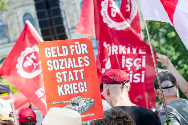 Protest gegen Sozialstaatsreform EUR, Deutschland, Berlin, 27.06.2026: Plakate, Banner und Transparente. Ein breites Bündnis aus Gewerkschaften, Sozial- und Wohlfahrtsverbänden sowie der Berliner Mieterverein protestieren gegen die geplanten Sozialstaatsreformen der Bundesregierung *** Protest Against Welfare State Reforms, EUR, Germany, Berlin, June 27, 2026: Posters, banners, and signs. A broad coalition of labor unions, social and welfare organizations, and the Berlin Tenants Association is protesting the federal government s planned welfare state reforms.