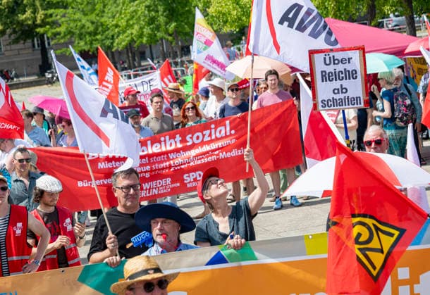 Protest gegen Sozialstaatsreform EUR, Deutschland, Berlin, 27.06.2026: Plakate, Banner und Transparente. Ein breites Bündnis aus Gewerkschaften, Sozial- und Wohlfahrtsverbänden sowie der Berliner Mieterverein protestieren gegen die geplanten Sozialstaatsreformen der Bundesregierung *** Protest Against Welfare State Reforms, EUR, Germany, Berlin, June 27, 2026: Posters, banners, and signs. A broad coalition of labor unions, social and welfare organizations, and the Berlin Tenants Association is protesting the federal government s planned welfare state reforms.