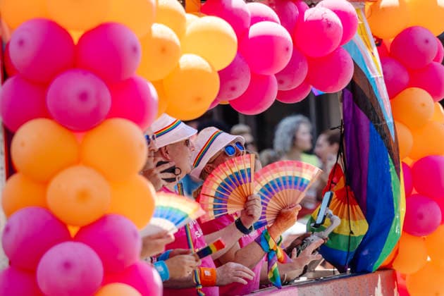 CSD 2026, große Politparade, Hochsommer mit Rekordhitze: Teilnehmer fächeln sich Luft zu auf dem Wagen des SUB, Schwules Kommunikations- und Kulturzentrum, München, 27. Juni 2026 Deutschland, München, 27. Juni 2026, CSD 2026, große PolitParade mit Hunderttausenden Zuschauern und Teilnehmern, Hochsommer mit Rekordhitze: Teilnehmer fächeln sich Luft zu auf dem Wagen des SUB, Schwules Kommunikations- und Kulturzentrum, im Rahmen der Pride Weeks, Motto Unsere Vielfalt. Unsere Stärke., Christopher Street Day, größte Demonstration von Lesben, Schwulen, Bisexuellen, trans*, inter* und queeren Menschen (LGBTIQ*) für gleiche Rechte und gesellschaftliche Akzeptanz im süddeutschen Raum, Demozug quer durch die Münchner Innenstadt von der Er