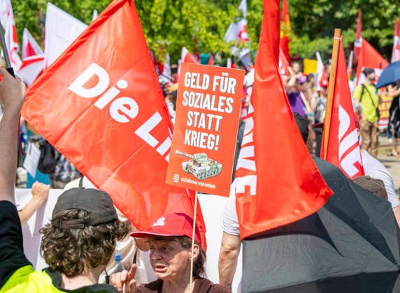 Protest gegen Sozialstaatsreform EUR, Deutschland, Berlin, 27.06.2026: Ein breites Bündnis aus Gewerkschaften, Sozial- und Wohlfahrtsverbänden sowie der Berliner Mieterverein protestieren gegen die geplanten Sozialstaatsreformen der Bundesregierung *** Protest Against Welfare State Reforms, EUR, Germany, Berlin, June 27, 2026 A broad coalition of labor unions, social and welfare organizations, and the Berlin Tenants Association is protesting the federal government s planned welfare state reforms