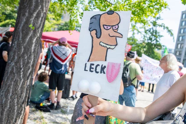 Protest gegen Sozialstaatsreform EUR, Deutschland, Berlin, 27.06.2026: Plakat als Anspielung auf: Einen Mann der Eier leckt. Bei diesen Temperaturen müssen zwei Tischtennisbälle verwendet werden. Ein breites Bündnis aus Gewerkschaften, Sozial- und Wohlfahrtsverbänden sowie der Berliner Mieterverein protestieren gegen die geplanten Sozialstaatsreformen der Bundesregierung *** Protest Against Welfare State Reform, EUR, Germany, Berlin, June 27, 2026 Poster alluding to *A Man Who Licks Eggs*: At these temperatures, you have to use two ping-pong balls. A broad coalition of labor unions, social and welfare organizations, and the Berlin Tenants’ Association is protesting the federal government’s planned welfare state reforms.