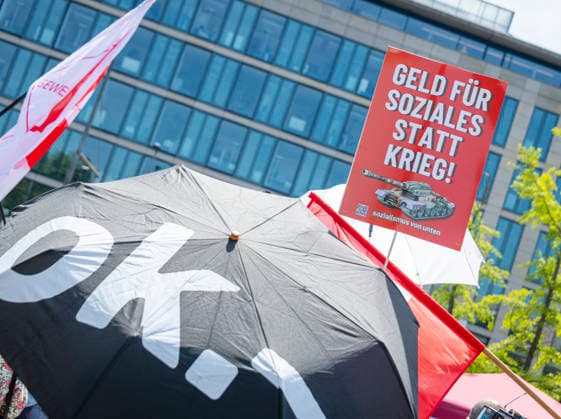 Protest gegen Sozialstaatsreform EUR, Deutschland, Berlin, 27.06.2026: Ein breites Bündnis aus Gewerkschaften, Sozial- und Wohlfahrtsverbänden sowie der Berliner Mieterverein protestieren gegen die geplanten Sozialstaatsreformen der Bundesregierung *** Protest Against Welfare State Reforms, EUR, Germany, Berlin, June 27, 2026 A broad coalition of labor unions, social and welfare organizations, and the Berlin Tenants Association is protesting the federal government s planned welfare state reforms