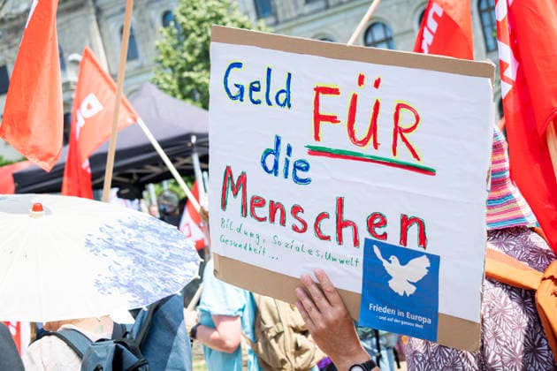 Protest gegen Sozialstaatsreform EUR, Deutschland, Berlin, 27.06.2026: Ein breites Bündnis aus Gewerkschaften, Sozial- und Wohlfahrtsverbänden sowie der Berliner Mieterverein protestieren gegen die geplanten Sozialstaatsreformen der Bundesregierung *** Protest Against Welfare State Reforms, EUR, Germany, Berlin, June 27, 2026 A broad coalition of labor unions, social and welfare organizations, and the Berlin Tenants Association is protesting the federal government s planned welfare state reforms