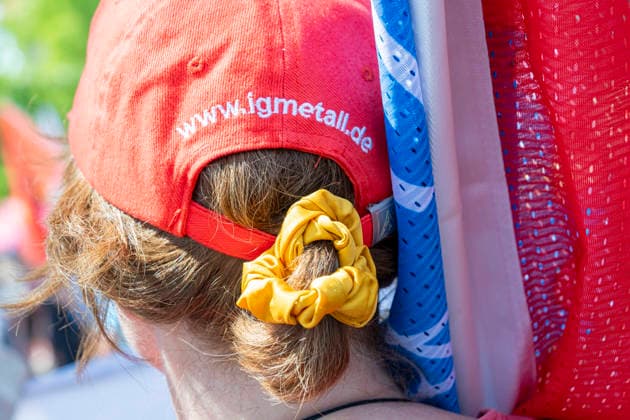 Protest gegen Sozialstaatsreform EUR, Deutschland, Berlin, 27.06.2026: Frauen mit Zopf und Mütze oder Tuch - schützt vor der Sonne. Ein breites Bündnis aus Gewerkschaften, Sozial- und Wohlfahrtsverbänden sowie der Berliner Mieterverein protestieren gegen die geplanten Sozialstaatsreformen der Bundesregierung *** Protest Against Welfare State Reform, EUR, Germany, Berlin, June 27, 2026 Women with braids and hats or scarves to protect themselves from the sun A broad coalition of labor unions, social and welfare organizations, and the Berlin Tenants’ Association are protesting the federal government’s planned welfare state reforms