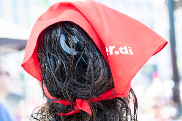 Protest gegen Sozialstaatsreform EUR, Deutschland, Berlin, 27.06.2026: Frauen mit Zopf und Mütze oder Tuch - schützt vor der Sonne. Ein breites Bündnis aus Gewerkschaften, Sozial- und Wohlfahrtsverbänden sowie der Berliner Mieterverein protestieren gegen die geplanten Sozialstaatsreformen der Bundesregierung *** Protest Against Welfare State Reform, EUR, Germany, Berlin, June 27, 2026 Women with braids and hats or scarves to protect themselves from the sun A broad coalition of labor unions, social and welfare organizations, and the Berlin Tenants’ Association are protesting the federal government’s planned welfare state reforms