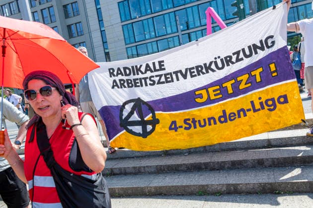 Protest gegen Sozialstaatsreform EUR, Deutschland, Berlin, 27.06.2026: Ein breites Bündnis aus Gewerkschaften, Sozial- und Wohlfahrtsverbänden sowie der Berliner Mieterverein protestieren gegen die geplanten Sozialstaatsreformen der Bundesregierung *** Protest Against Welfare State Reforms, EUR, Germany, Berlin, June 27, 2026 A broad coalition of labor unions, social and welfare organizations, and the Berlin Tenants Association is protesting the federal government s planned welfare state reforms