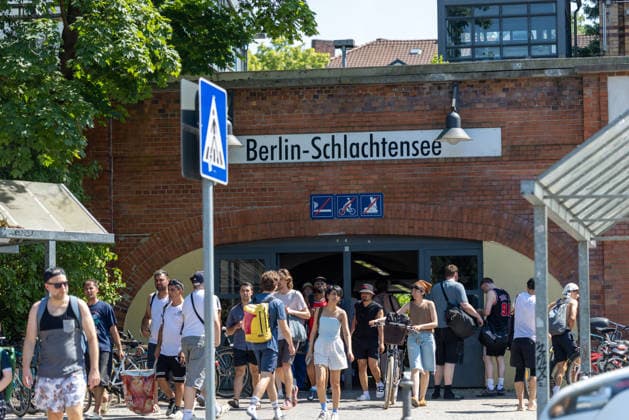 Hitzwelle in Deutschland Berlin, Deutschland -27.6.2026: Menschen kommen mit der S-Bahn bis zu fast 40 Grad Celsius am Schlachtensee in Berlin an, um sich im See zu erfrischen. Mit 41,3 Grad Celsius in Saarbrücken wurde gestern der höchste jemals gemessene Wert in Deutschland aufgezeichnet. Berlin