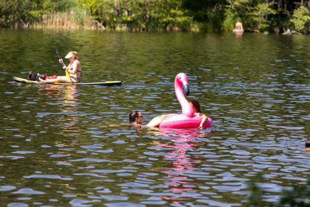 Hitzwelle in Deutschland Berlin, Deutschland -27.6.2026: Menschen erfrischen sich bis zu fast 40 Grad Celsius am Schlachtensee in Berlin. Mit 41,3 Grad Celsius in Saarbrücken wurde gestern der höchste jemals gemessene Wert in Deutschland aufgezeichnet. Berlin