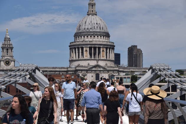 June 27, 2026, London, England, United Kingdom: People walk across Millennium Bridge with a view of St Paul s Cathedral as the heatwave continues in UK and Europe. London United Kingdom  - ZUMAv130 20260627_zip_v130_014 Copyright: xVukxValcicx