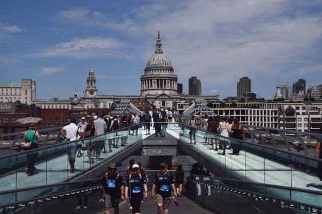 June 27, 2026, London, England, United Kingdom: People walk across Millennium Bridge with a view of St Paul s Cathedral as the heatwave continues in UK and Europe. London United Kingdom  - ZUMAv130 20260627_zip_v130_015 Copyright: xVukxValcicx