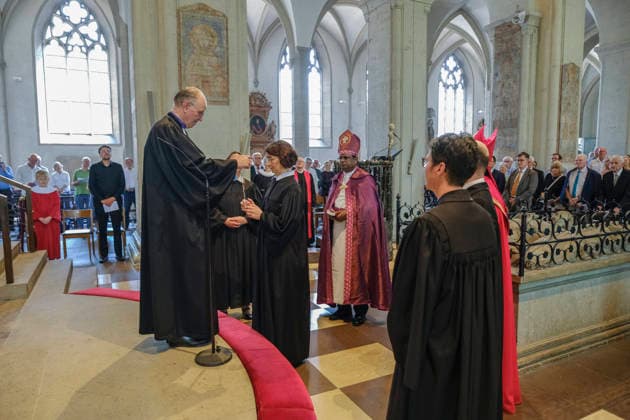 Die Theologin Christina-Maria Bammel wird am Samstag (27.06.2026) mit einem Gottesdienst im Braunschweiger Dom als braunschweigische Landesbischoefin in ihr Amt eingefuehrt (Foto: Ralf Meister (li.), Landesbischof der Evangelisch-Lutherischen Kirche Hannovers, und Christina-Maria Bammel (Mitte)). Bammel wurde Ende vergangenen Jahres als Nachfolgerin von Landesbischof Christoph Meyns gewaehlt. Zuvor war sie seit 2019 Proepstin des Konsistoriums der Evangelischen Kirche Berlin-Brandenburg-schlesische Oberlausitz und leitete dort die Abteilung Theologische Grundsatzfragen und Kirchliches Leben. Sie war auch Stellvertreterin des Berliner Bischofs Christian Staeblein sowie Mitglied der Kirchenleitung und der Landessynode. (Siehe epd-Meldung vom Copyright: epd-bild JensxSchulze epd-Amtseinfuehrung_Bammel1-kopieren