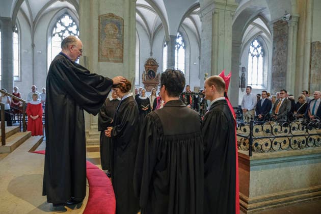 Die Theologin Christina-Maria Bammel wird am Samstag (27.06.2026) mit einem Gottesdienst im Braunschweiger Dom als braunschweigische Landesbischoefin in ihr Amt eingefuehrt (Foto: Ralf Meister (li.), Landesbischof der Evangelisch-Lutherischen Kirche Hannovers, und Christina-Maria Bammel (2.v.l.)). Bammel wurde Ende vergangenen Jahres als Nachfolgerin von Landesbischof Christoph Meyns gewaehlt. Zuvor war sie seit 2019 Proepstin des Konsistoriums der Evangelischen Kirche Berlin-Brandenburg-schlesische Oberlausitz und leitete dort die Abteilung Theologische Grundsatzfragen und Kirchliches Leben. Sie war auch Stellvertreterin des Berliner Bischofs Christian Staeblein sowie Mitglied der Kirchenleitung und der Landessynode. (Siehe epd-Meldung vom Copyright: epd-bild JensxSchulze epd-Amtseinfuehrung_Bammel3-kopieren