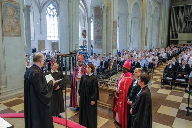 Die Theologin Christina-Maria Bammel wird am Samstag (27.06.2026) mit einem Gottesdienst im Braunschweiger Dom als braunschweigische Landesbischoefin in ihr Amt eingefuehrt (Foto: Ralf Meister (li.), Landesbischof der Evangelisch-Lutherischen Kirche Hannovers, und Christina-Maria Bammel (Mitte)). Bammel wurde Ende vergangenen Jahres als Nachfolgerin von Landesbischof Christoph Meyns gewaehlt. Zuvor war sie seit 2019 Proepstin des Konsistoriums der Evangelischen Kirche Berlin-Brandenburg-schlesische Oberlausitz und leitete dort die Abteilung Theologische Grundsatzfragen und Kirchliches Leben. Sie war auch Stellvertreterin des Berliner Bischofs Christian Staeblein sowie Mitglied der Kirchenleitung und der Landessynode. (Siehe epd-Meldung vom Copyright: epd-bild JensxSchulze epd-Amtseinfuehrung_Bammel6-kopieren
