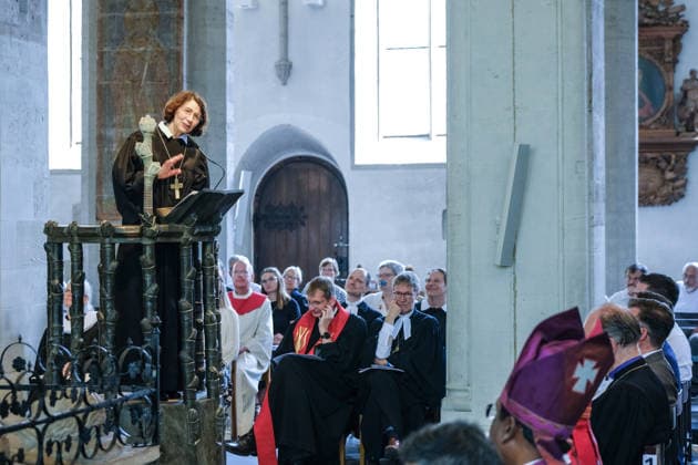 Die Theologin Christina-Maria Bammel (Foto li.) wurde am Samstag (27.06.2026) mit einem Gottesdienst im Braunschweiger Dom als braunschweigische Landesbischoefin in ihr Amt eingefuehrt. Bammel wurde Ende vergangenen Jahres als Nachfolgerin von Landesbischof Christoph Meyns gewaehlt. Zuvor war sie seit 2019 Proepstin des Konsistoriums der Evangelischen Kirche Berlin-Brandenburg-schlesische Oberlausitz und leitete dort die Abteilung Theologische Grundsatzfragen und Kirchliches Leben. Sie war auch Stellvertreterin des Berliner Bischofs Christian Staeblein sowie Mitglied der Kirchenleitung und der Landessynode. (Siehe epd-Meldung vom 27.06.2026) EDITORIAL USE ONLY *** Theologian Christina Maria Bammel (pictured left) was installed as Regional B Copyright: epd-bild JensxSchulze epd-Amtseinfuehrung_Bammel7-kopieren