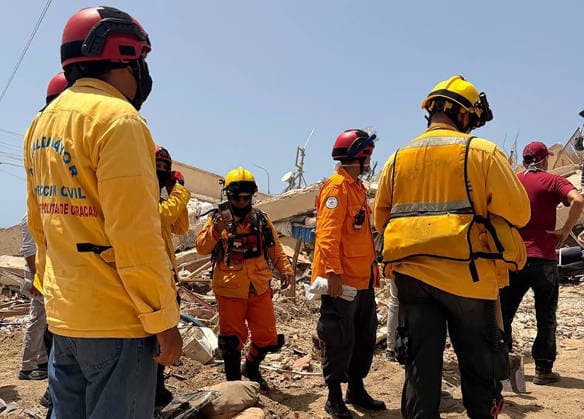 Volunteers and rescue workers gather on the rubble of collapsed buildings during rescue operations following the devastating earthquake across wide areas, in La Guaira, Venezuela, on June 26, 2026. photo by Government Ministry of Information (Venezuela)  VAN2026062603 GovernmentxMinistryxofxInformati