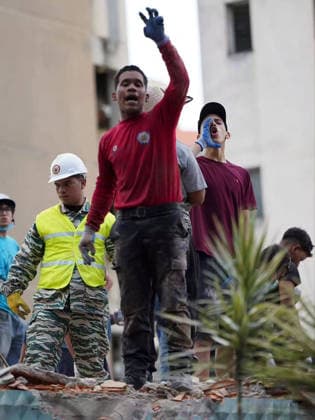 Volunteers and rescue workers gather on the rubble of collapsed buildings during rescue operations following the devastating earthquake across wide areas, in La Guaira, Venezuela, on June 26, 2026. photo by Government Ministry of Information (Venezuela)  VAN2026062606 GovernmentxMinistryxofxInformati