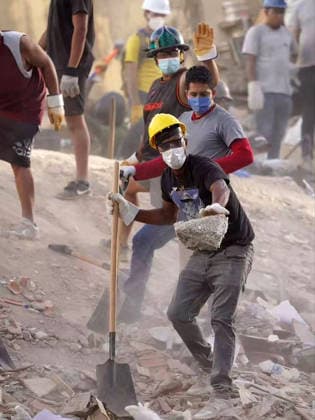 Volunteers and rescue workers gather on the rubble of collapsed buildings during rescue operations following the devastating earthquake across wide areas, in La Guaira, Venezuela, on June 26, 2026. photo by Government Ministry of Information (Venezuela)  VAN2026062607 GovernmentxMinistryxofxInformati