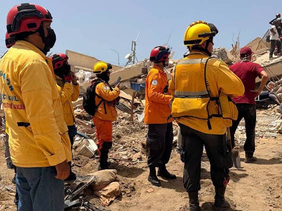 Volunteers and rescue workers gather on the rubble of collapsed buildings during rescue operations following the devastating earthquake across wide areas, in La Guaira, Venezuela, on June 26, 2026. photo by Government Ministry of Information (Venezuela)  VAN2026062609 GovernmentxMinistryxofxInformati