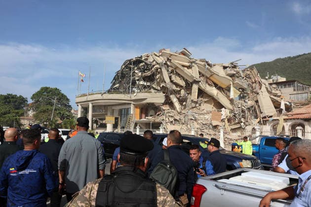 Volunteers and rescue workers gather on the rubble of collapsed buildings during rescue operations following the devastating earthquake across wide areas, in La Guaira, Venezuela, on June 26, 2026. photo by Government Ministry of Information (Venezuela)  VAN2026062623 GovernmentxMinistryxofxInformati