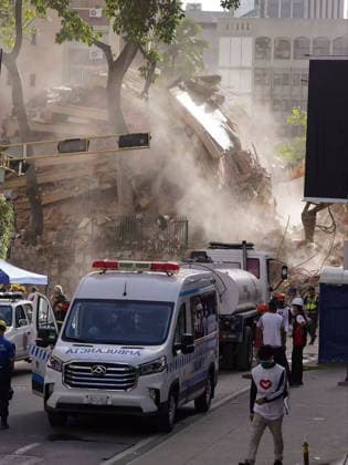 Volunteers and rescue workers gather on the rubble of collapsed buildings during rescue operations following the devastating earthquake across wide areas, in La Guaira, Venezuela, on June 26, 2026. photo by Government Ministry of Information (Venezuela)  VAN2026062701 GovernmentxMinistryxofxInformati
